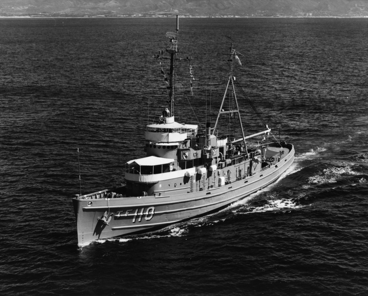Fleet ocean tug USS Quapaw (ATF-110) underway in the Pacific Ocean