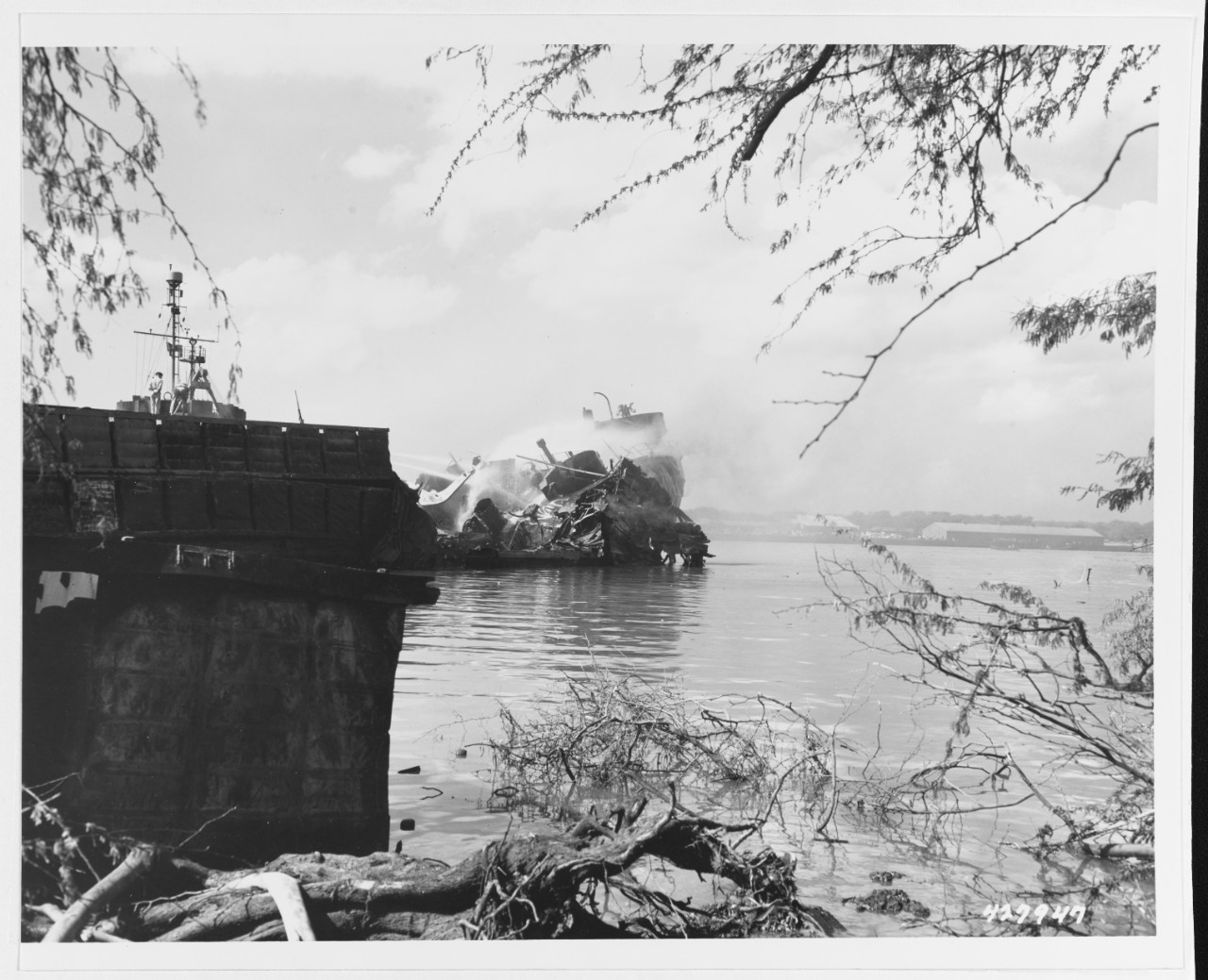 Photo #: SC 427947  Pearl Harbor LST Explosion, 21 May 1944