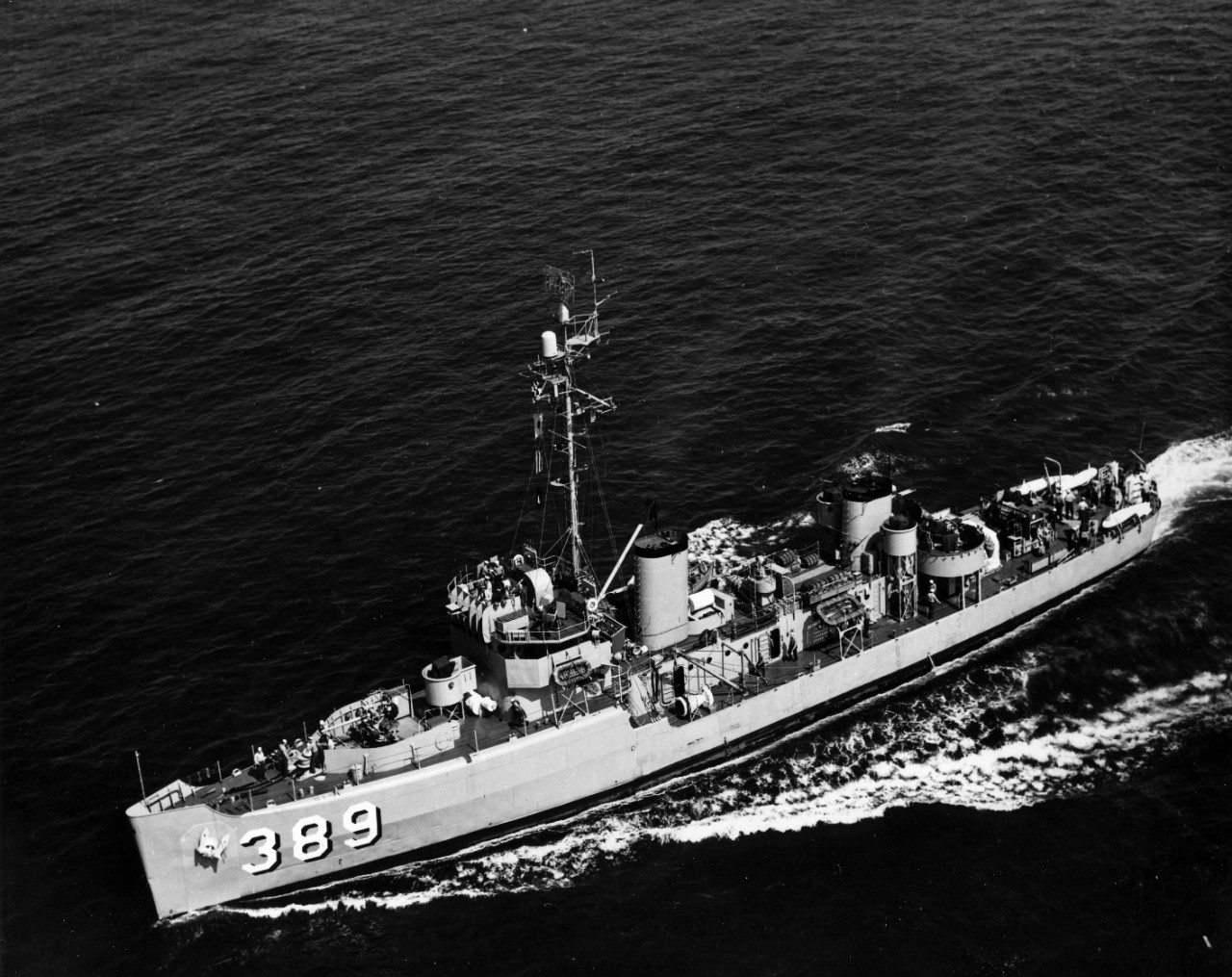 Aerial view of minesweeper USS Waxwing (AM-389) underway
