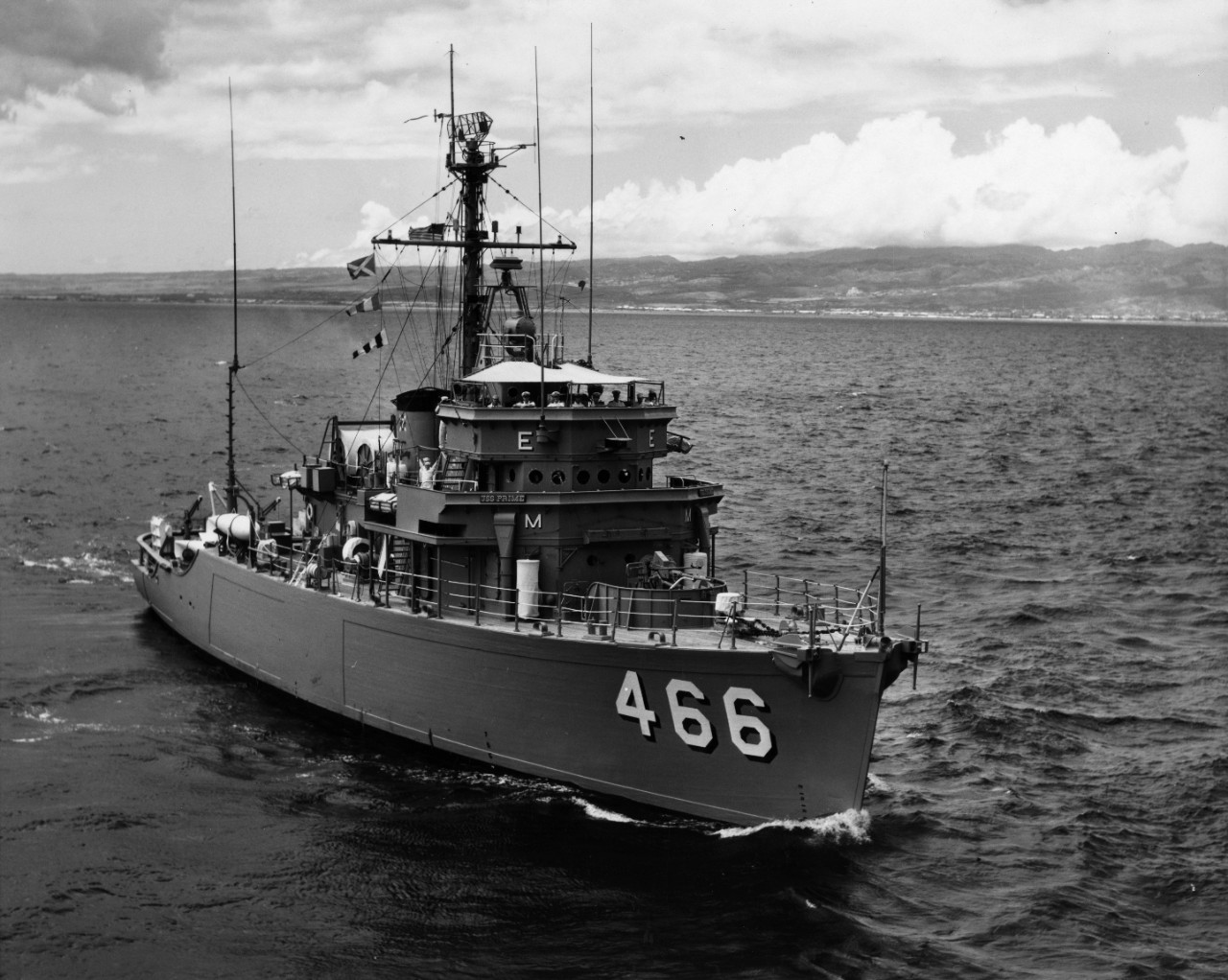USS Prime (MSO-466) underway off Oahu, Hawaii