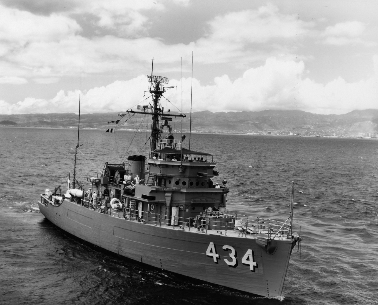 USS Embattle (MSO-434) underway off the coast of Oahu, Hawaii
