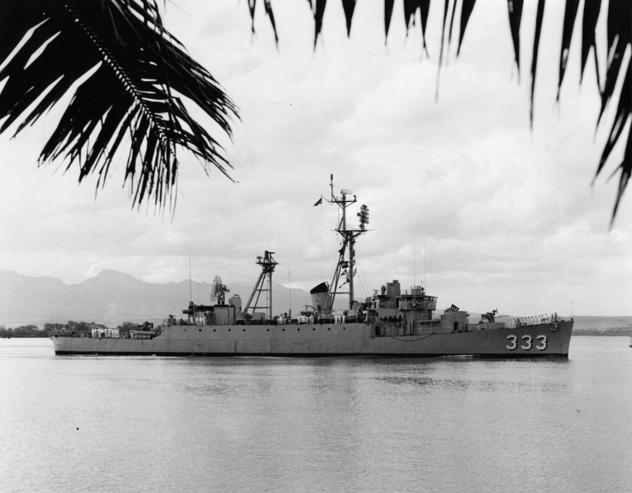 Radar picket escort ship USS Strickland (DER-333) underway at Pearl Harbor, Oahu