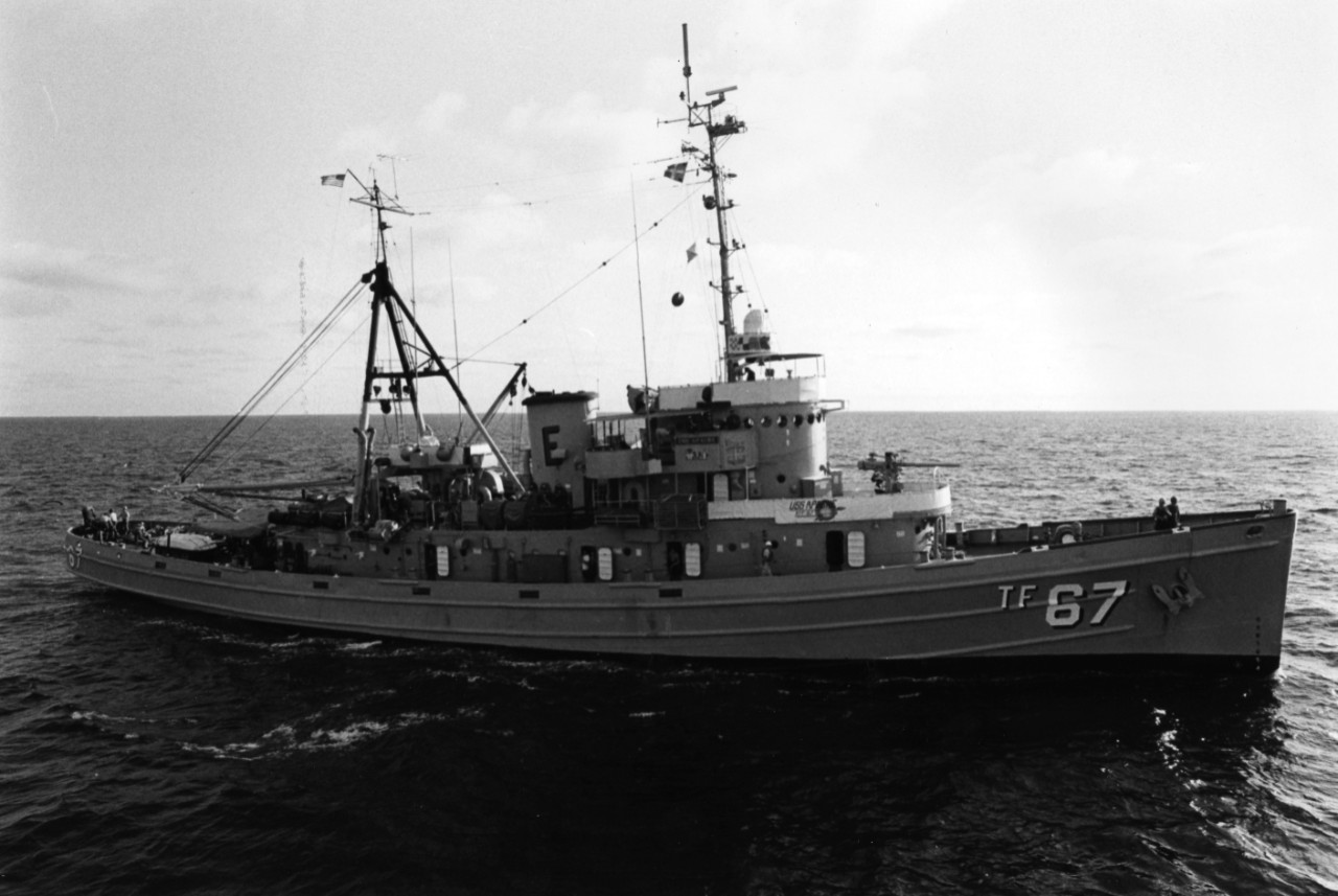 Fleet ocean tug USS Apache (ATF-67)