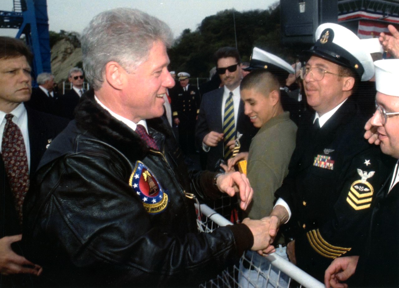 <p>L38-16.08.03 President Clinton visiting USS Independence (CV 62)</p><div style="left: -10000px; top: 0px; width: 9000px; height: 16px; overflow: hidden; position: absolute;"><div>&nbsp;</div></div>