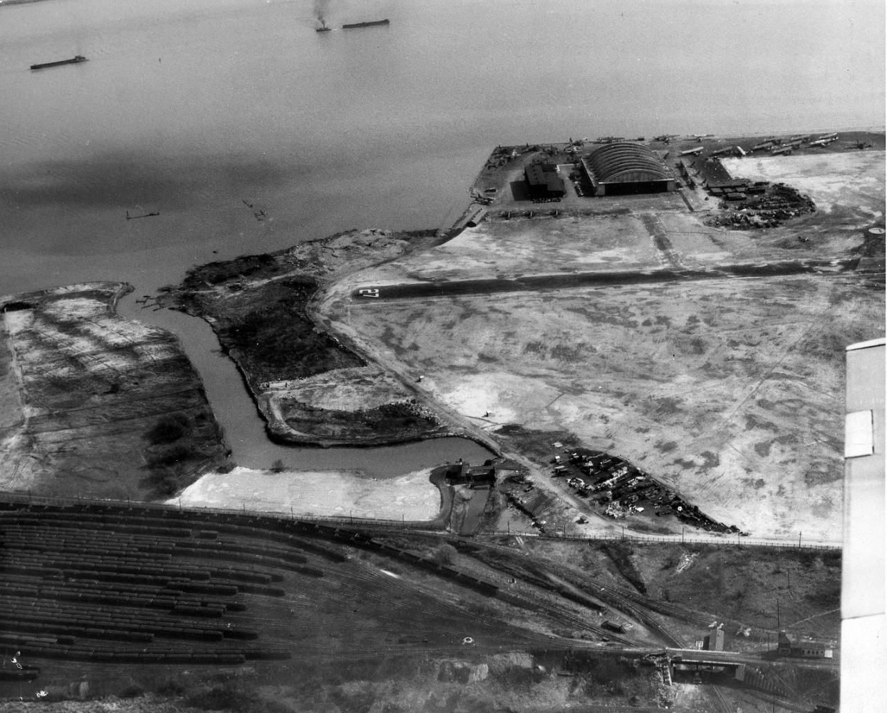 <p>Aerial view of the Philadelphia Naval Shipyard, May 1946.</p>
