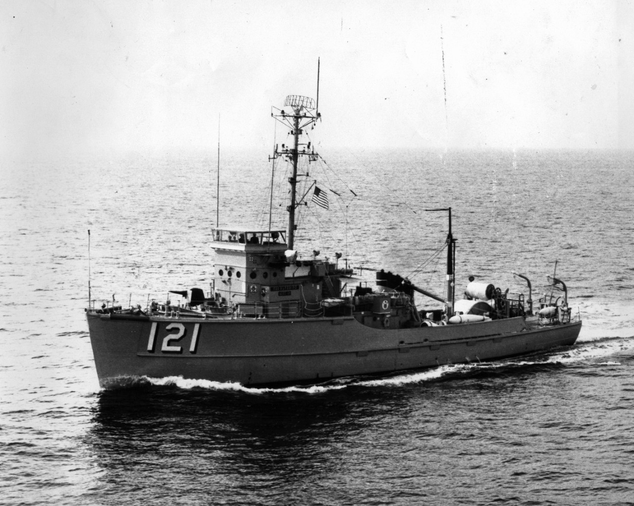 Coastal minesweeper USS Bluebird (MSC-121)