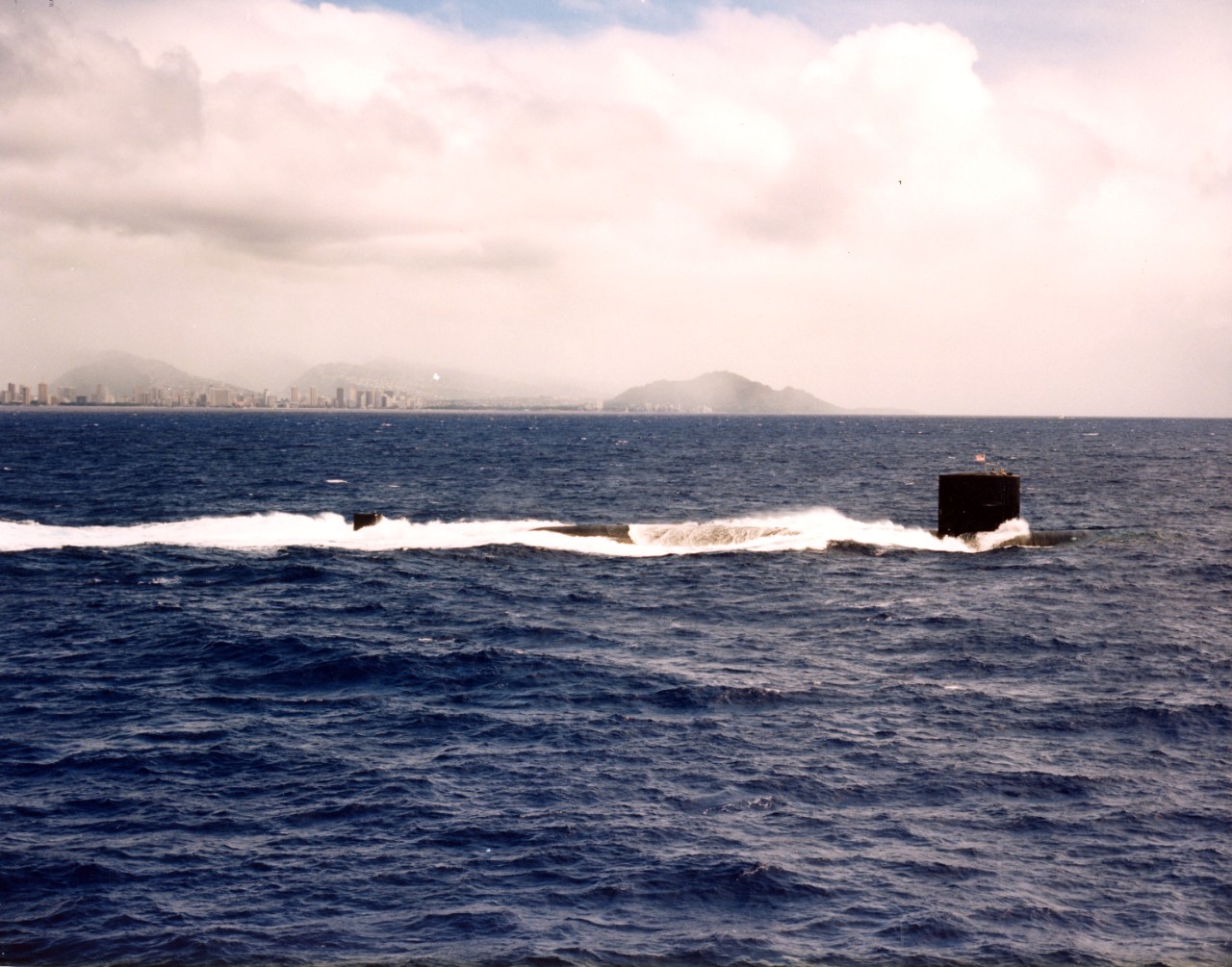 Nuclear powered attack submarine USS Silversides (SSN-679) underway on the surface, off the coast of Oahu, Hawaii