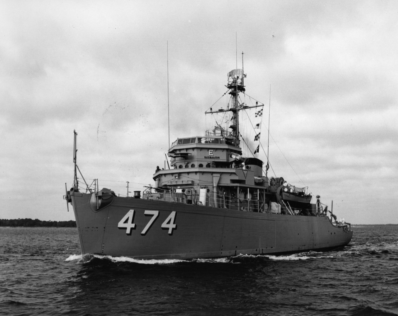 Port bow view of minesweeper USS Vital (MSO-474) underway