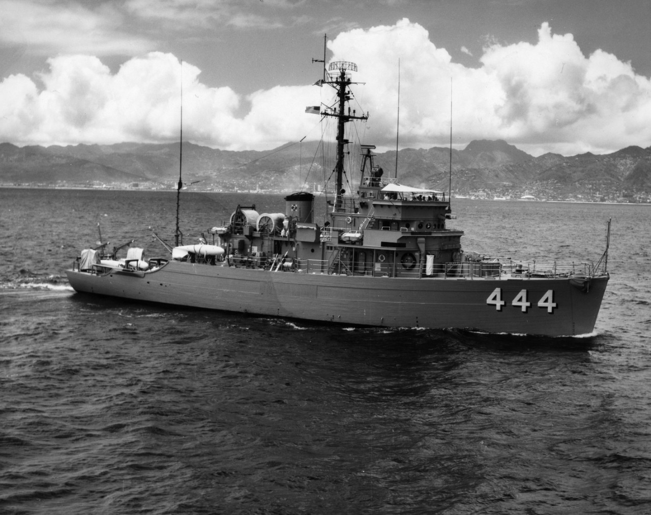 USS Firm (MSO-444) underway off the coast of Oahu, Hawaii