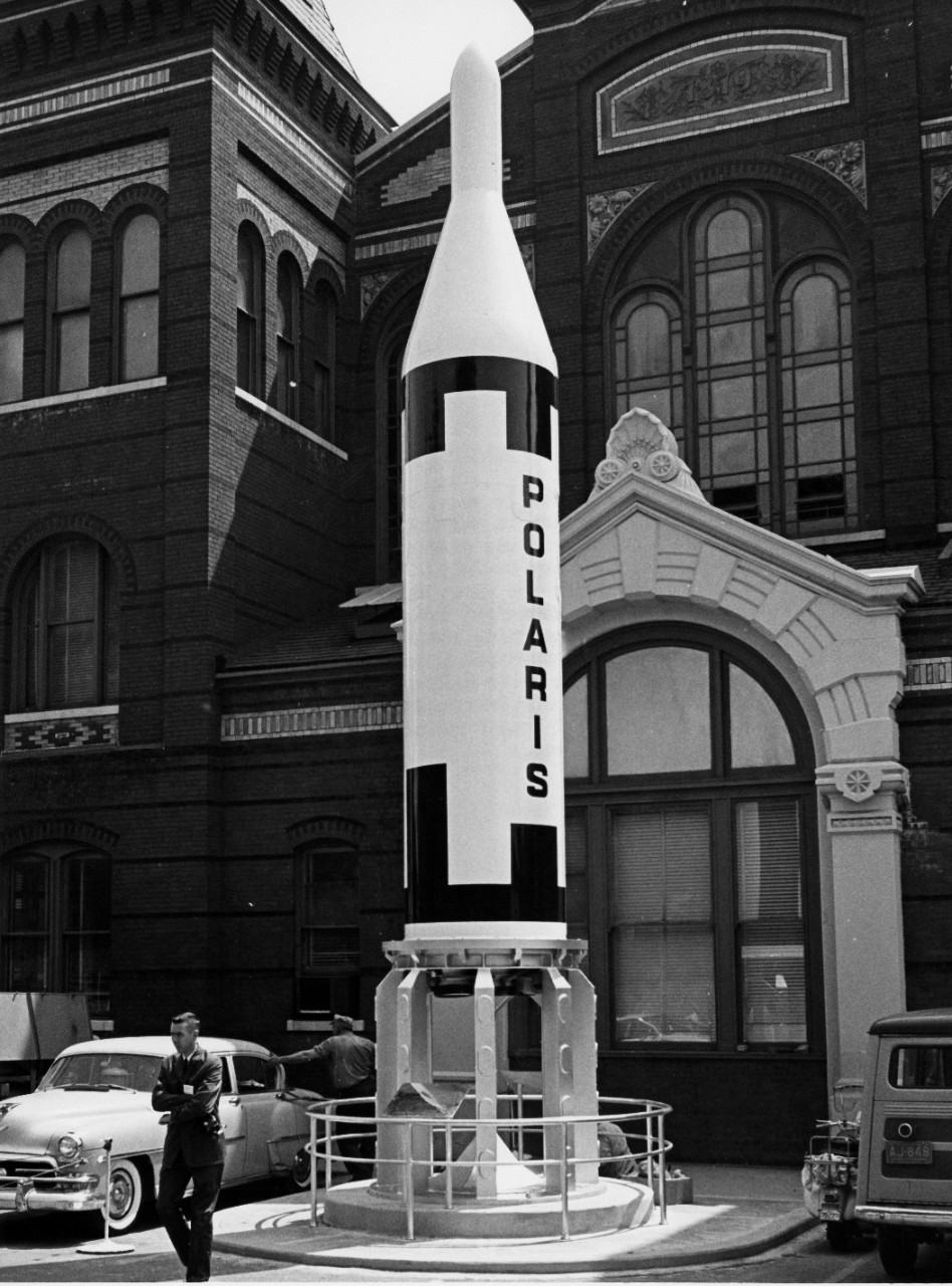 <p>L55-15.02.03 Polaris Missile Model in front of Smithsonian Institute</p>

