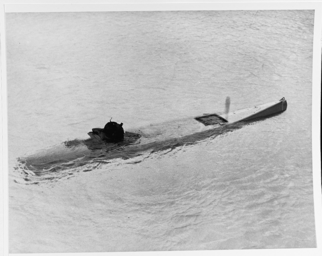 Motor submersible canoe