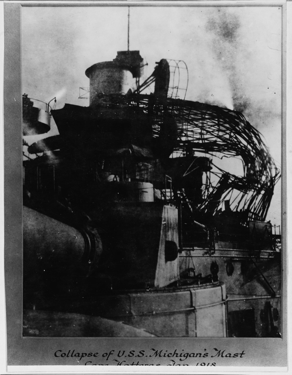 Collapse of USS MICHIGAN's (BB-27) mast 