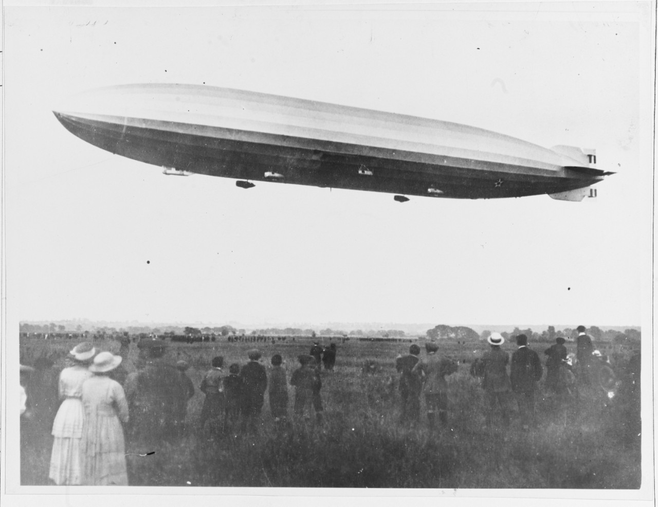 Photo #: NH 1216  British airship R-38