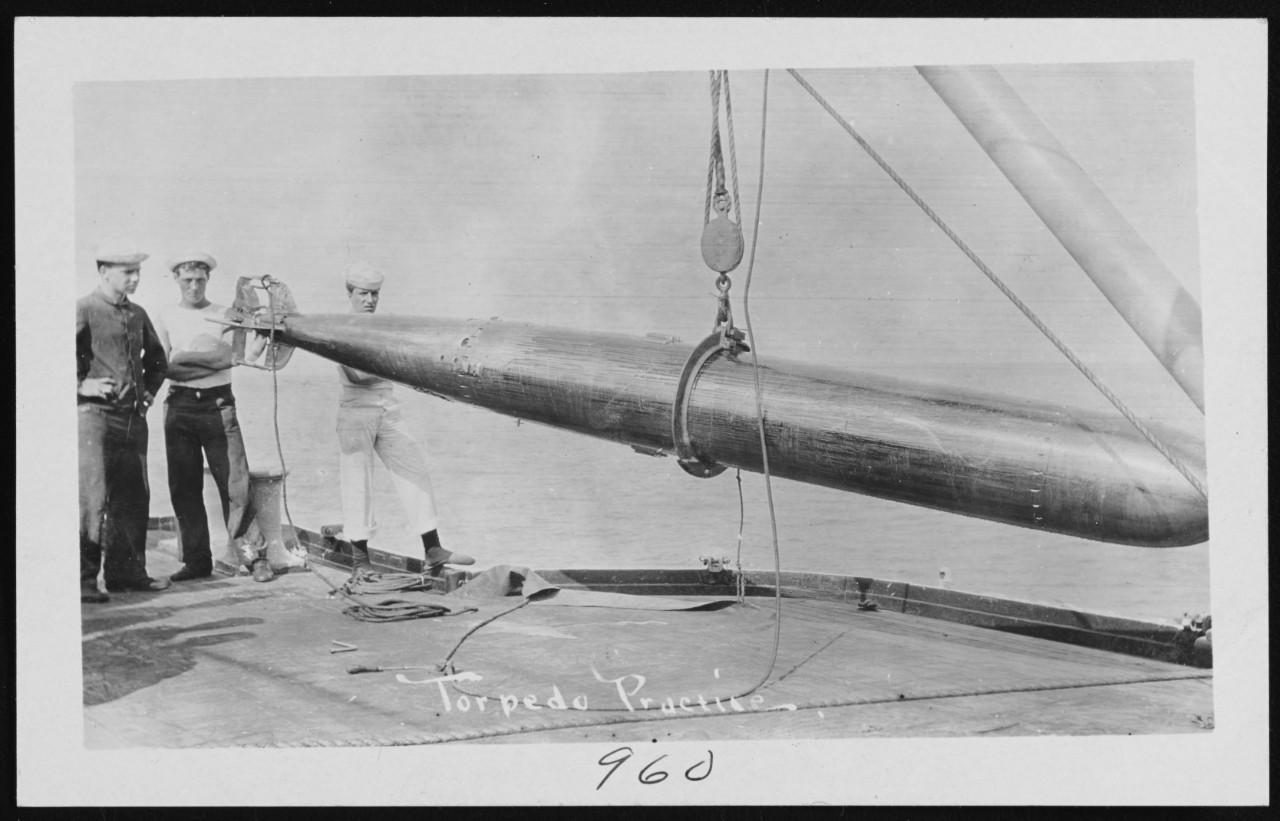 Photo #: NH 106068  Eighteen-inch Torpedo (Whitehead type)