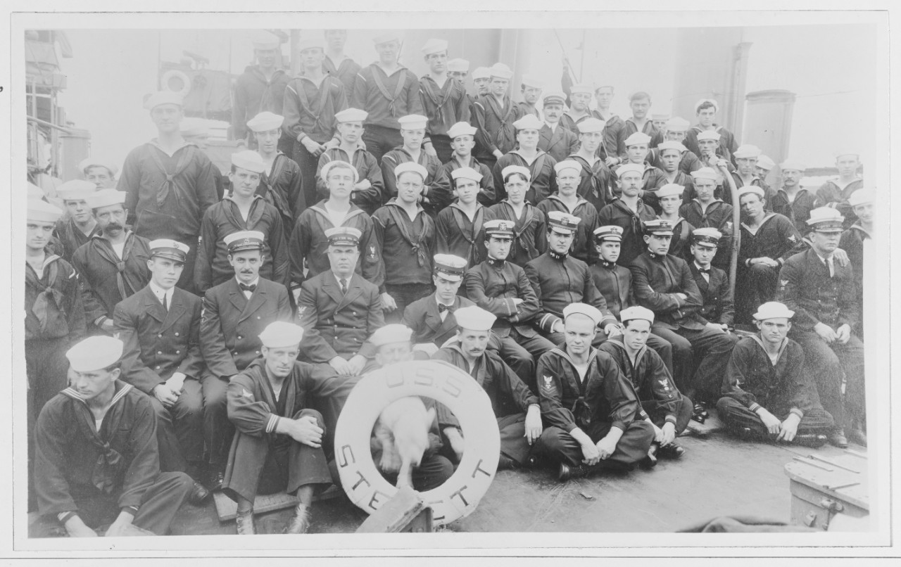 Officers and crew of the U.S.S.  DD-27