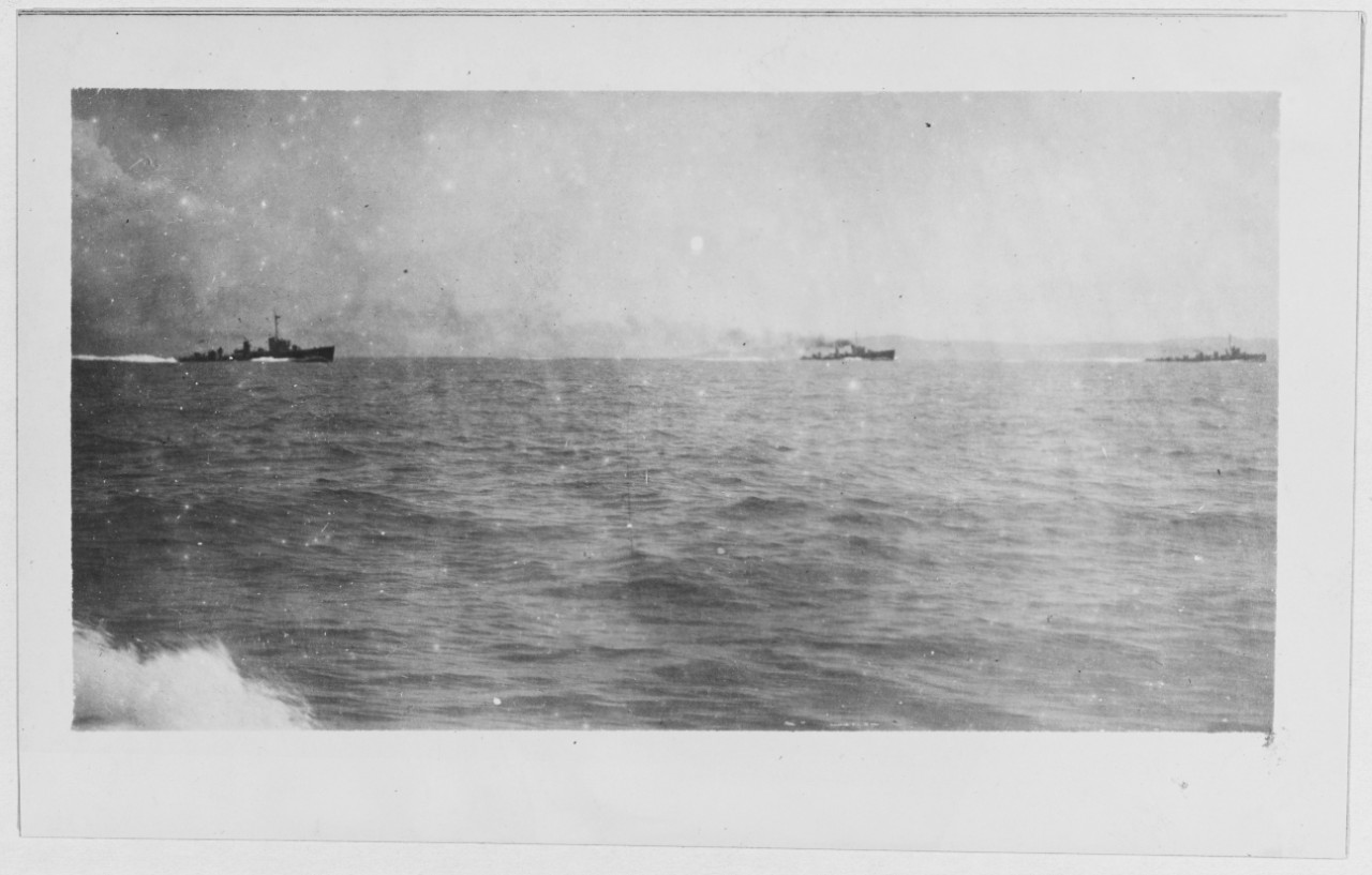 Bombardment of DURAZZO during World War I. Screening destroyers