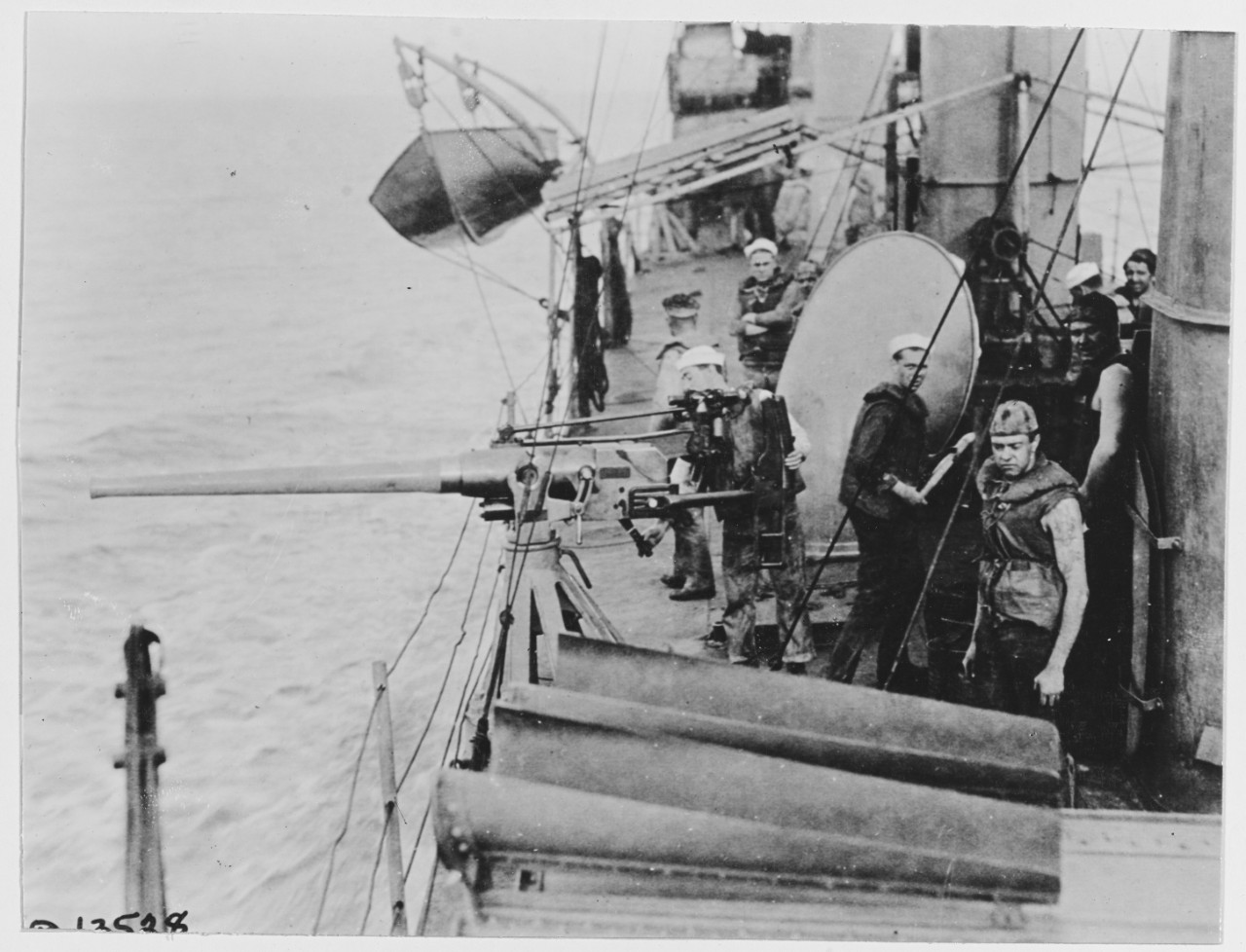 6 pounder and crew aboard USS WHIPPLE at sea, May 18, 1918