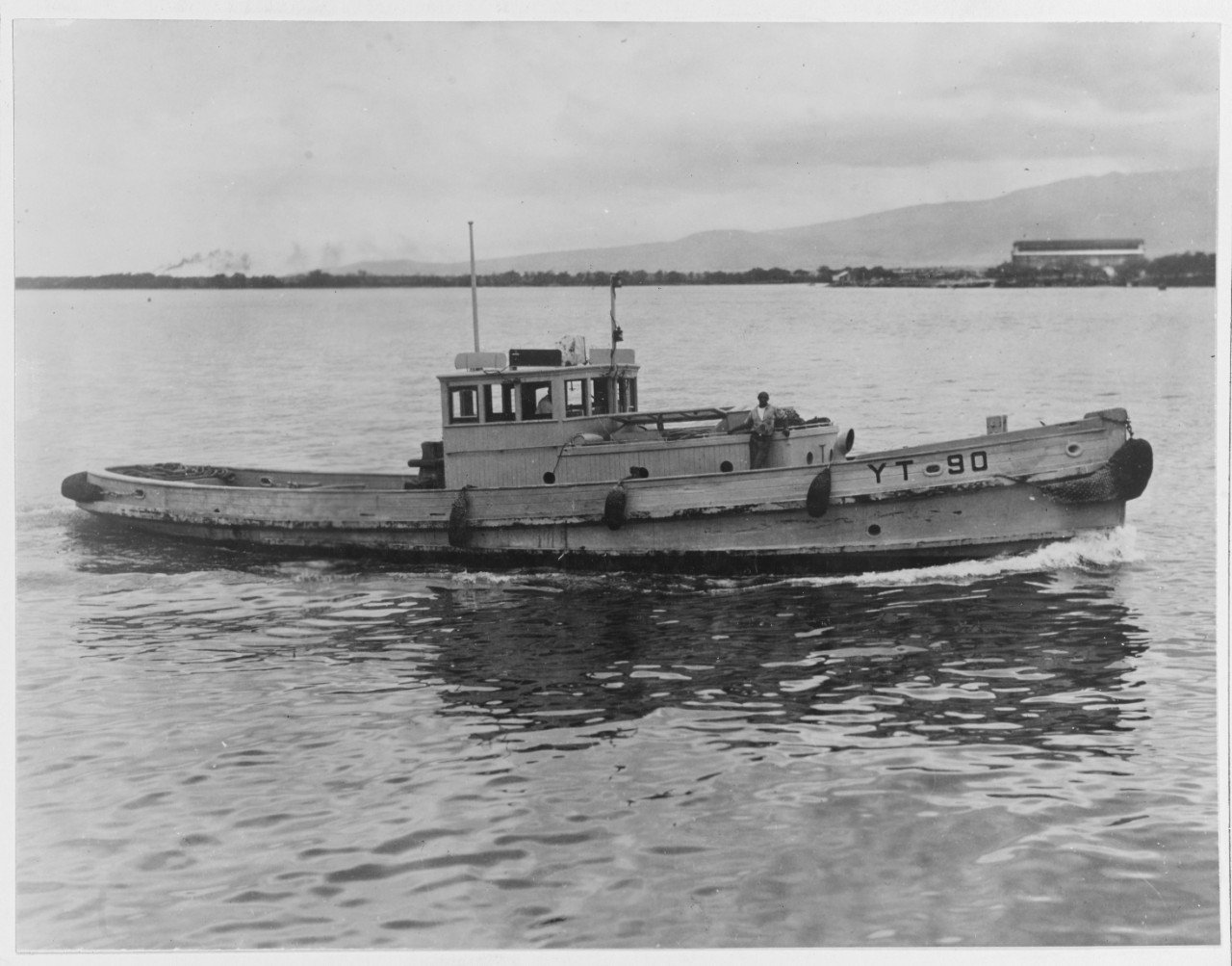 Photo #: NH 41604  U. S. Navy Motor Tug No. 90