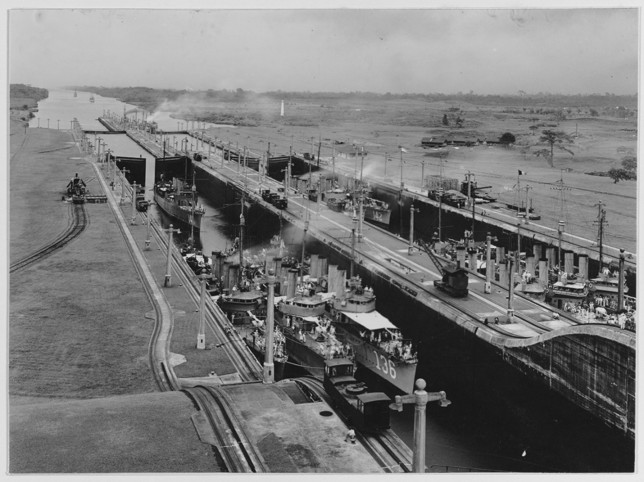 Photo #: NH 42536  Destroyers in the Middle Chambers, Gatun Locks