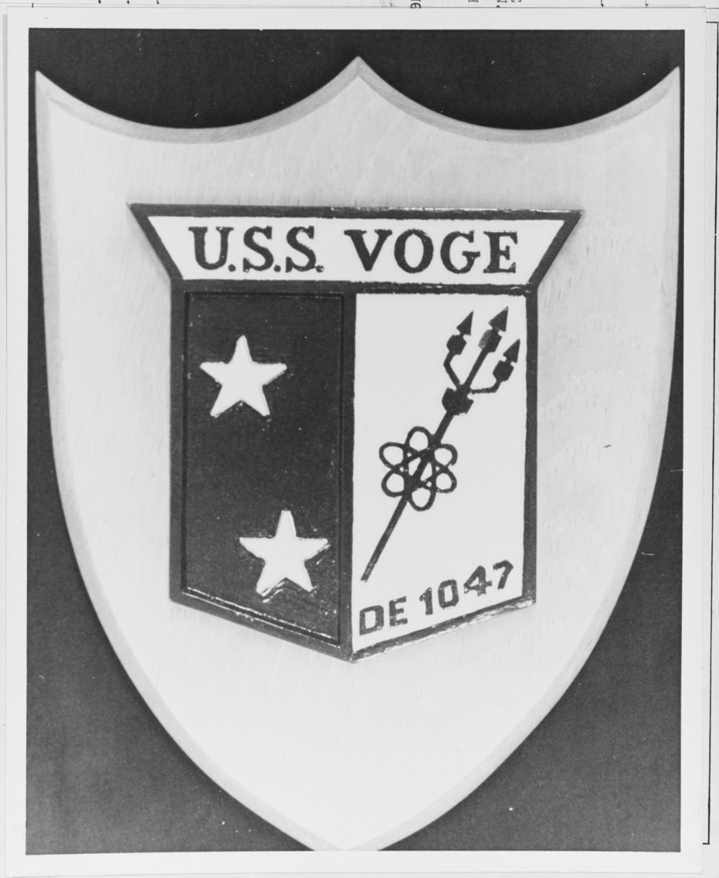 Insignia:  USS VOGE (DE-1047)