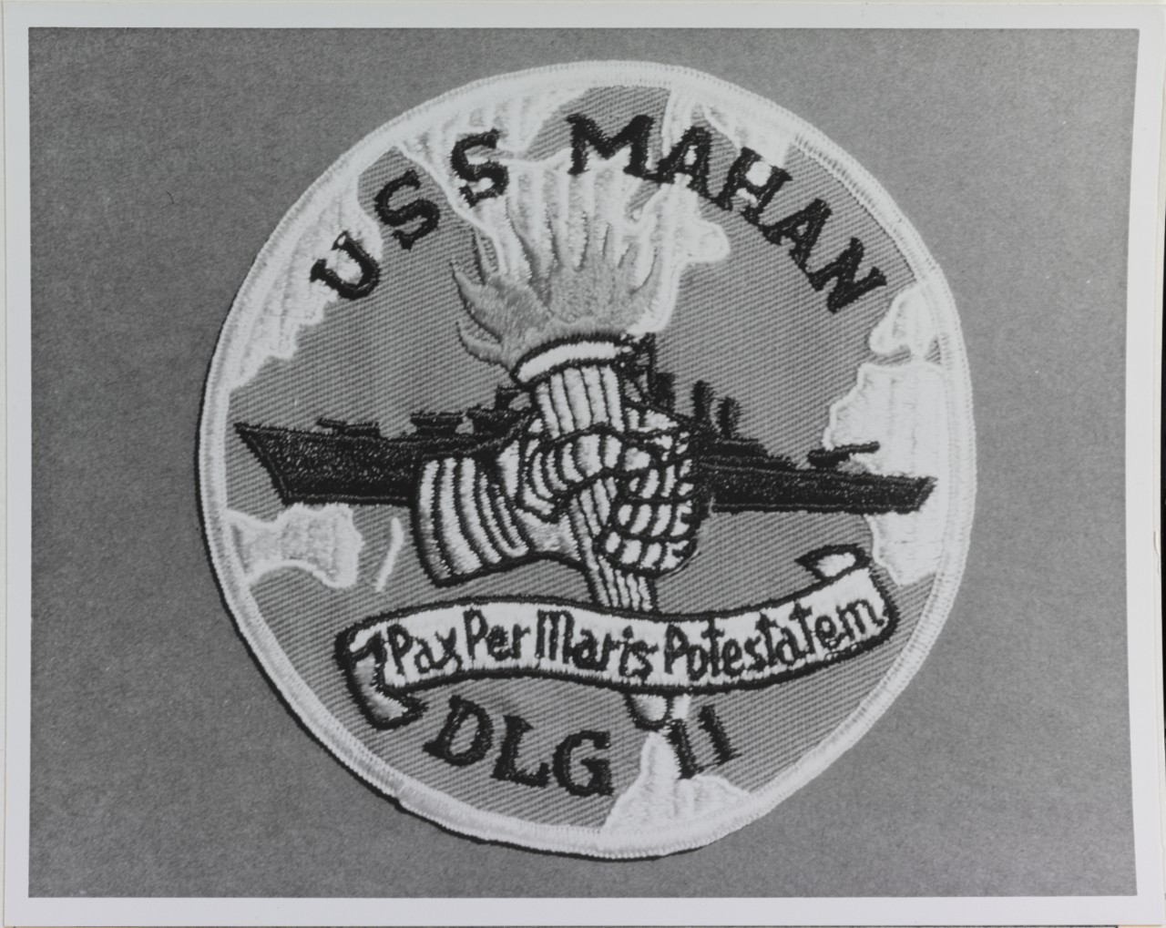 Insignia:  USS MAHAN (DLG-11)