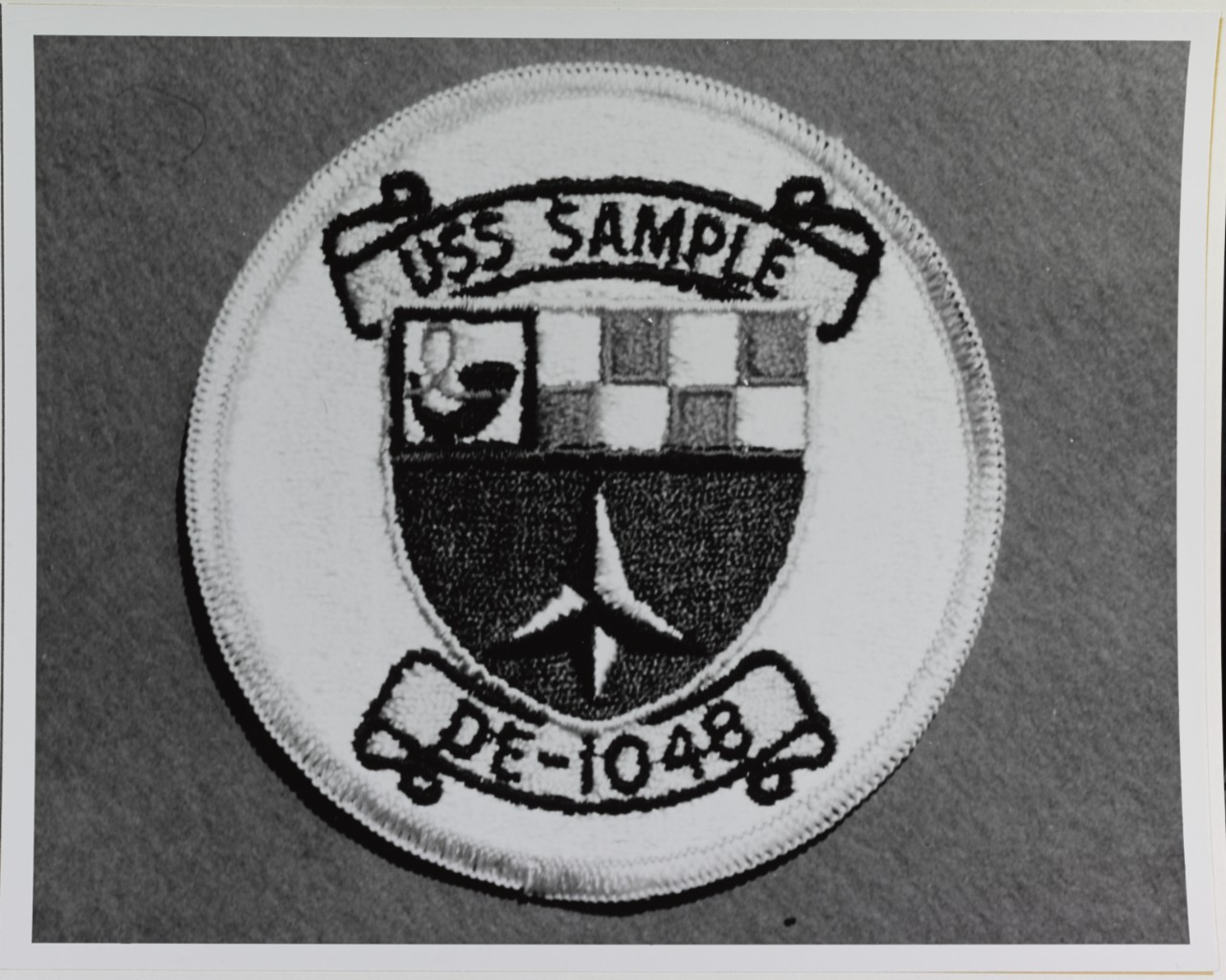 Insignia: USS SAMPLE (DE-1048)