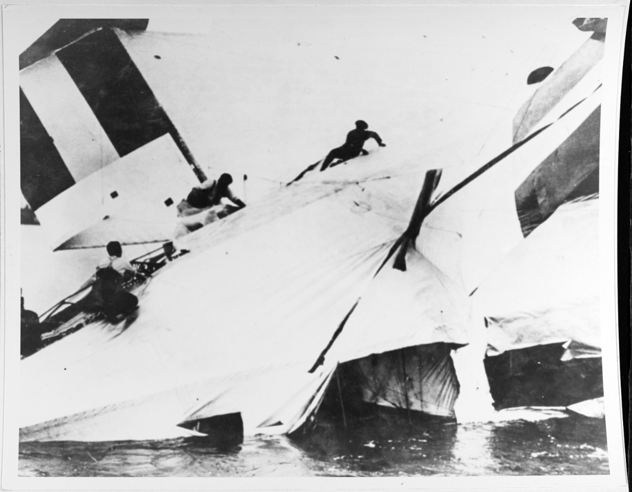 Photo #: NH 69230  Crash of British airship R-38 (U.S. Navy ZR-2), 24 August 1921