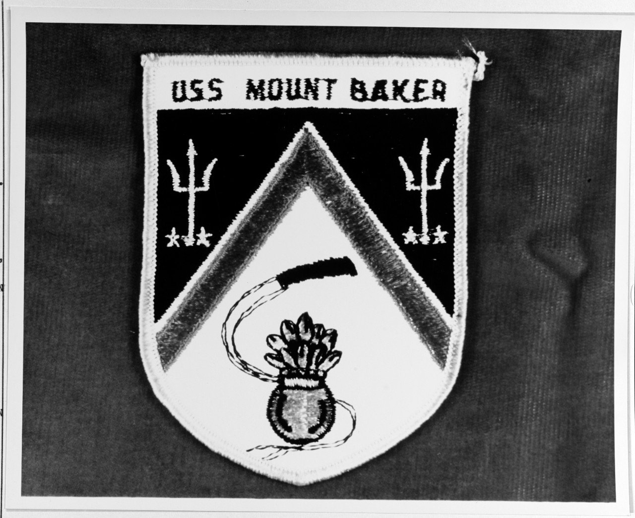 Insignia: USS MOUNT BAKER (AE-4)
