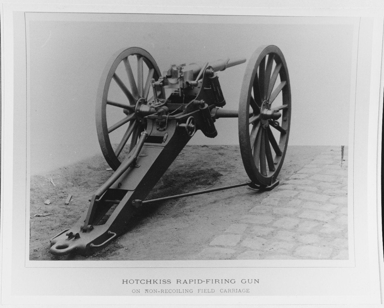 Hotchkiss 37mm/40 (1-PDR) rapid-firing gun, on the Hotchkiss non-recoiling field carriage.