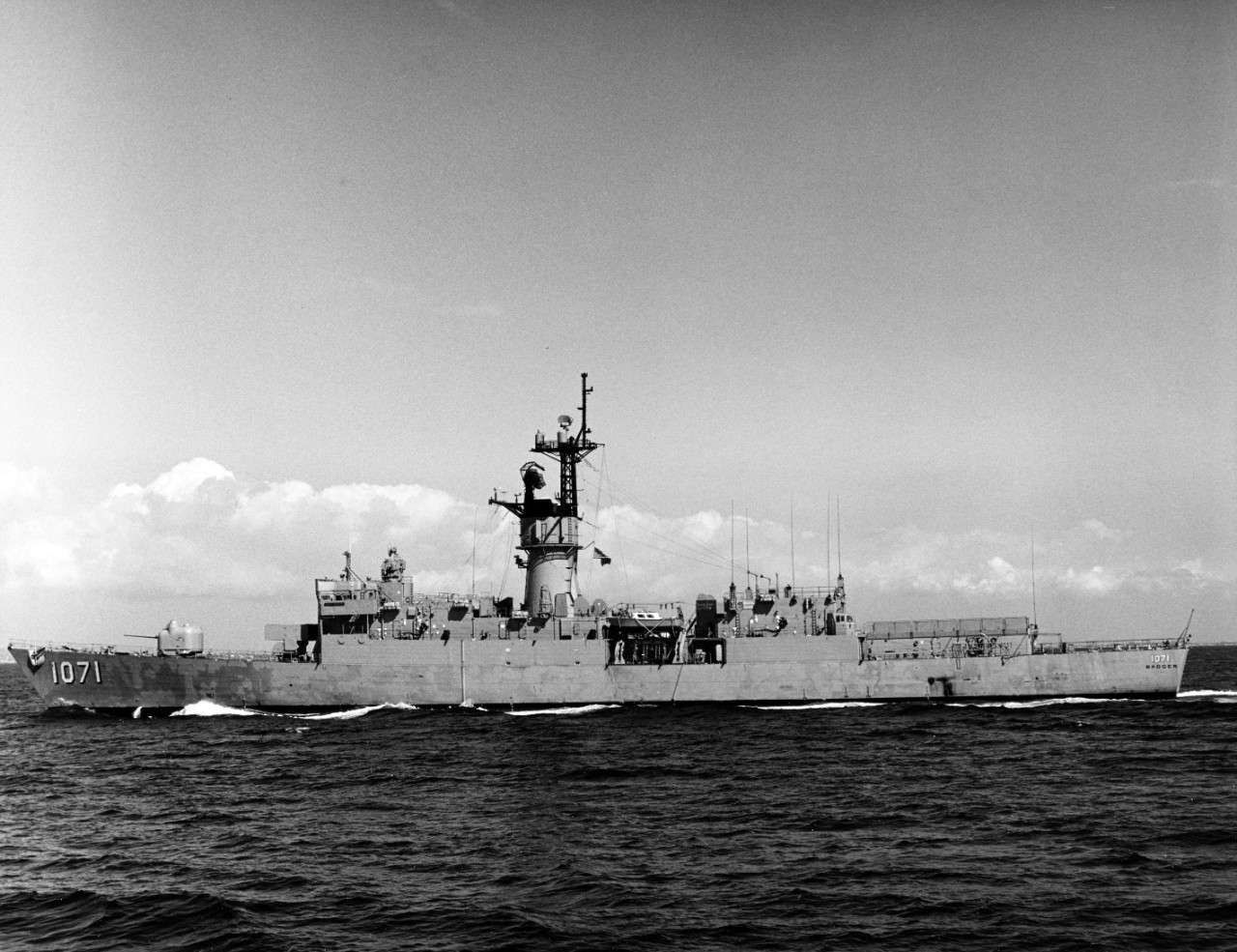 NH 72992 USS BADGER (DE1071)