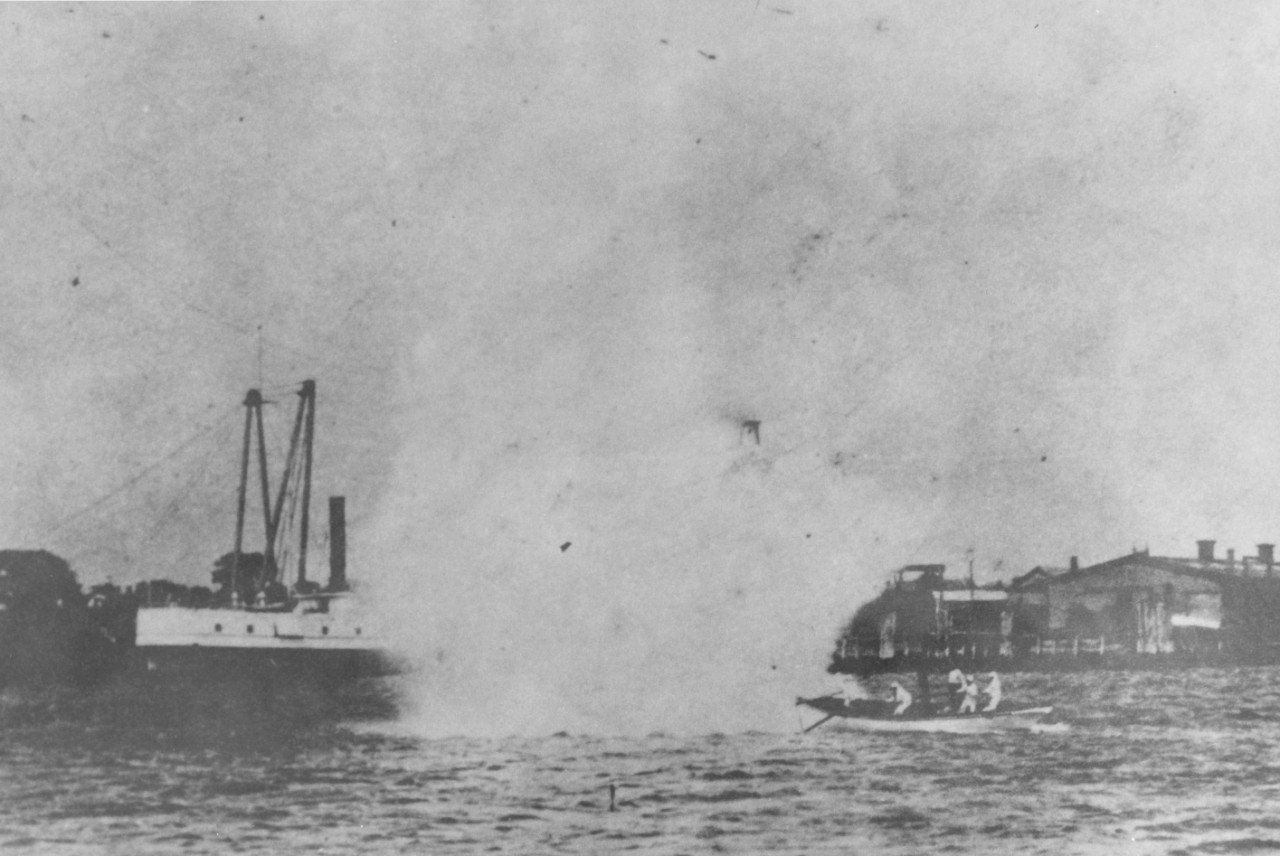 Explosion of a spar torpedo