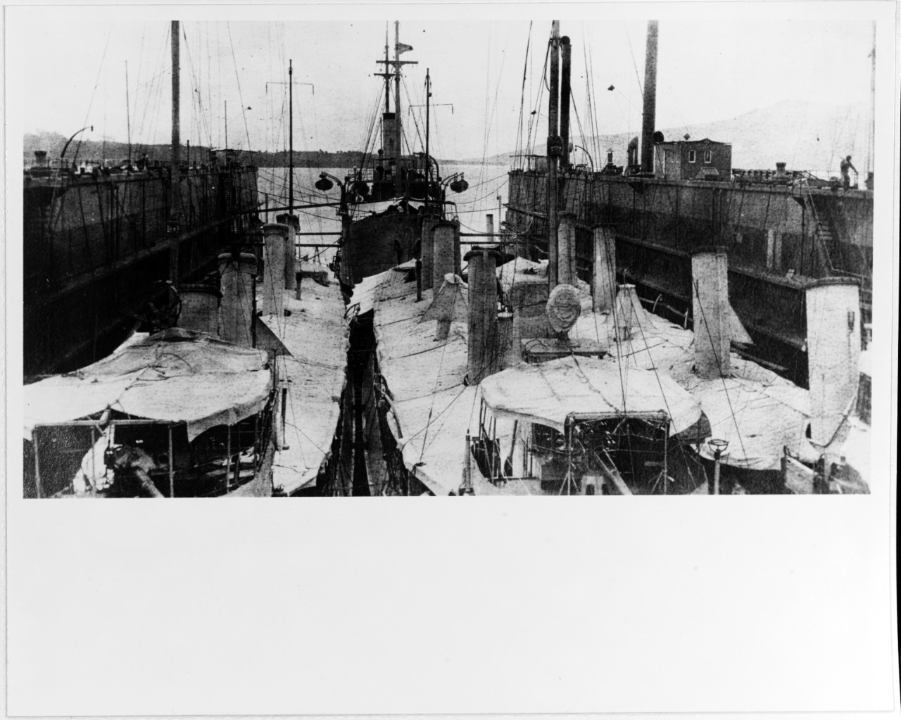 Photo #: NH 88567  Destroyers and USS Pompey in the Dewey drydock