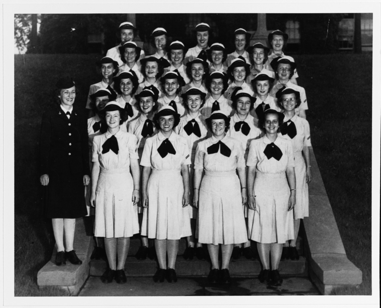 Photo #: NH 91527  WAVE Yeoman Class, Naval Training Center, Women's Reserve, The Bronx, New York (Hunter College)