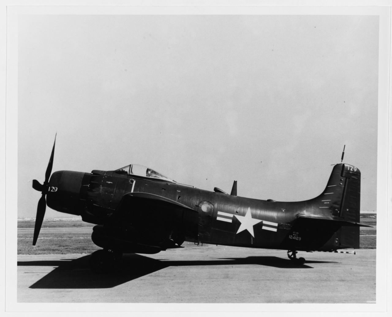 Douglas AD-4N "Skyraider", BuNo 124129)