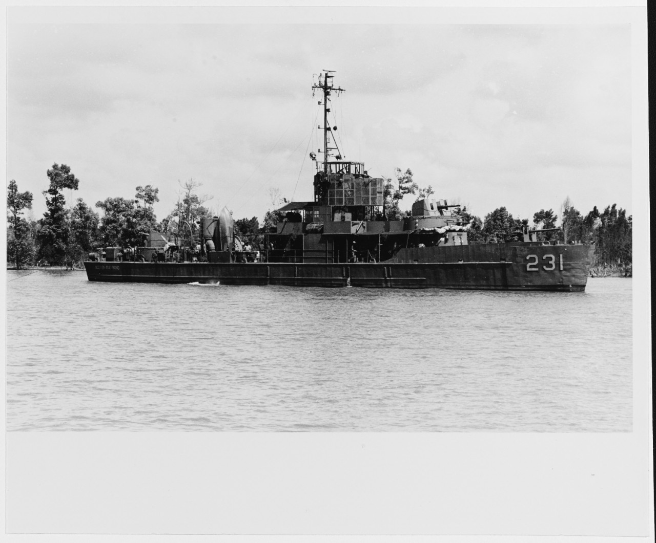 NGUYEN DOC BONG (HQ-231) (South Vietnamese gunboat, ex-USS LSS-129)
