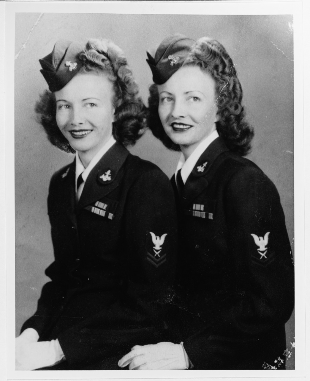 Photo #: NH 95015  Yeoman 2nd Class Isabelle Clemons (Wells) and her sister Yeoman 2nd Class Lorraine Clemons (Canter)