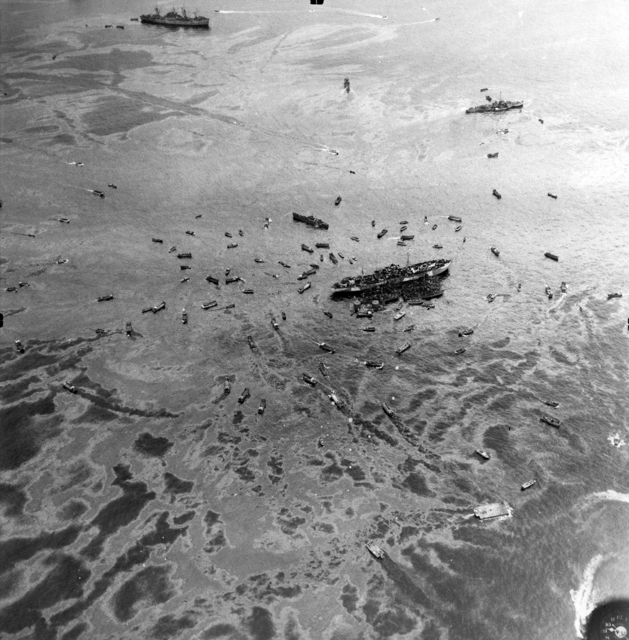 Explosion of USS Mount Hood (AE-11) in Seeadler Harbor, Manus, Admiralty Islands, 10 November 1944