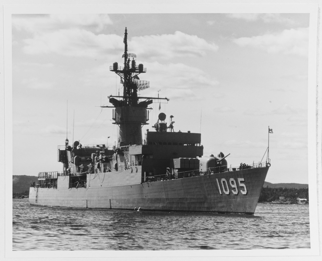 USS TRUETT (FF-1095)