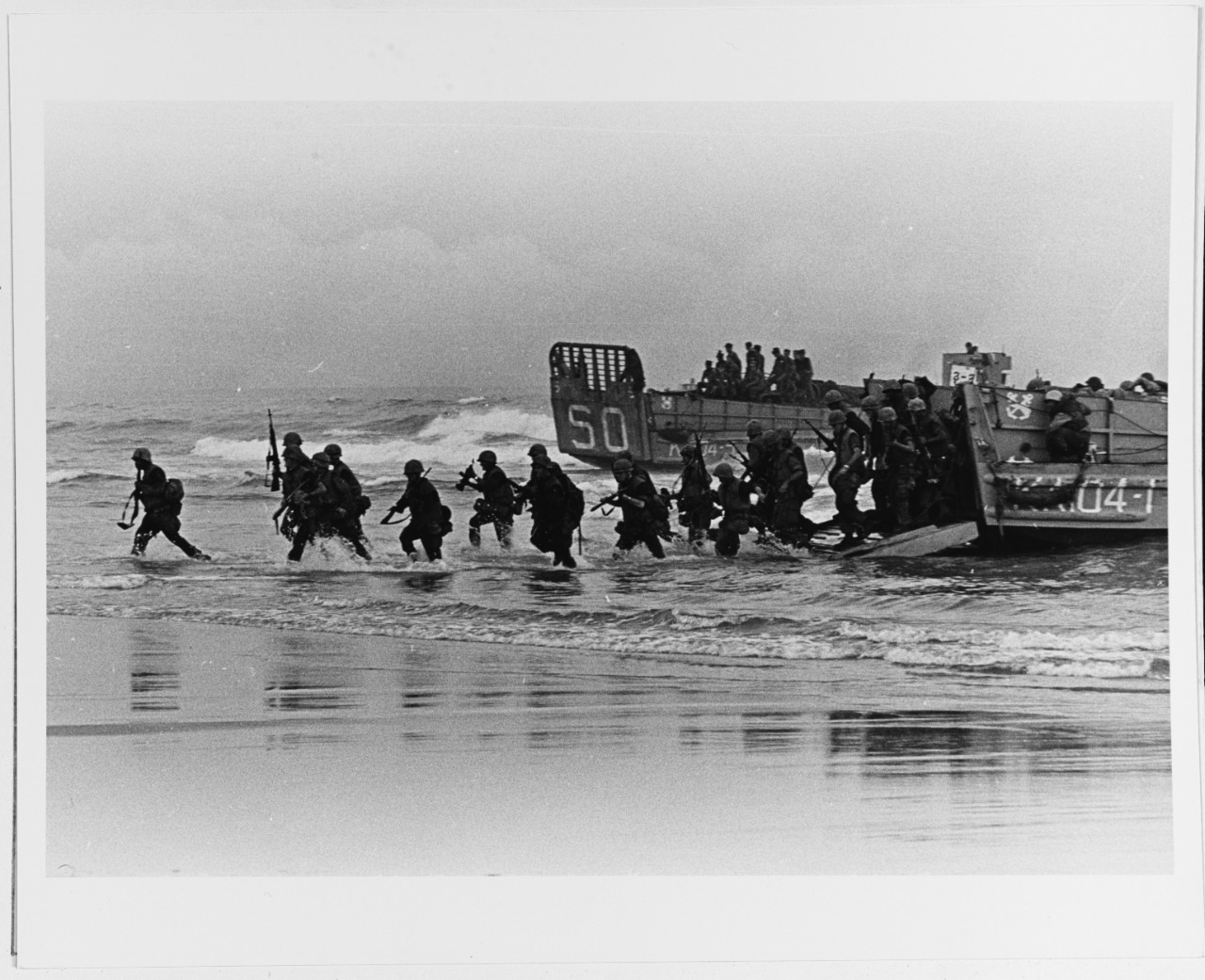 Marines come ashore from Task Force 76.3