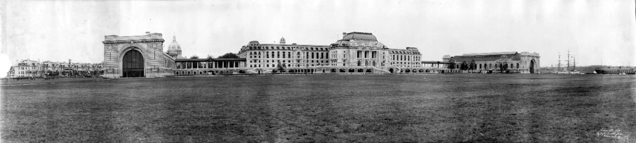 Panorama of the U.S. Naval Academy in 1909, from the Officers' Quarters at left to the waterfront at right; Bancroft Hall is in the center.