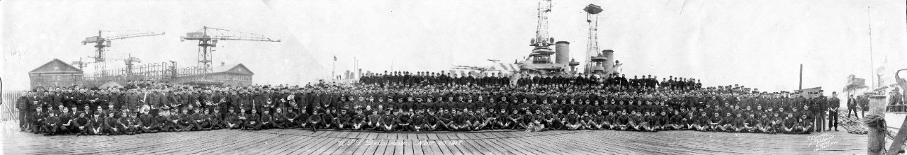 Oversize panoramic of officers and crew of the USS Delaware (BB-28) alongside their ship, November 20, 1917.