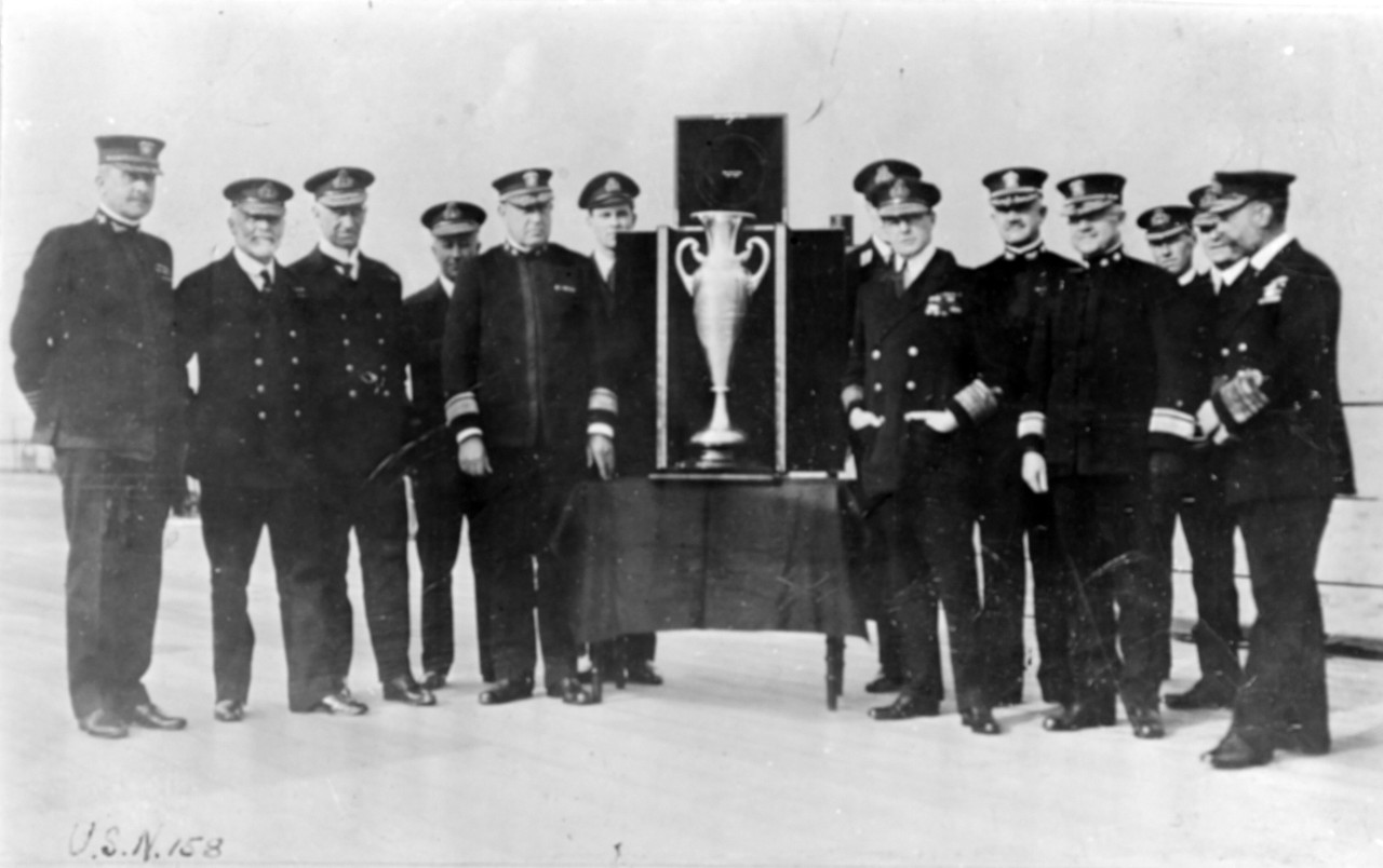 Photo #: NH 52991  Presentation of a ceremonial cup to the British Grand Fleet by the American (Sixth) Battleship Squadron, 11 October 1918
