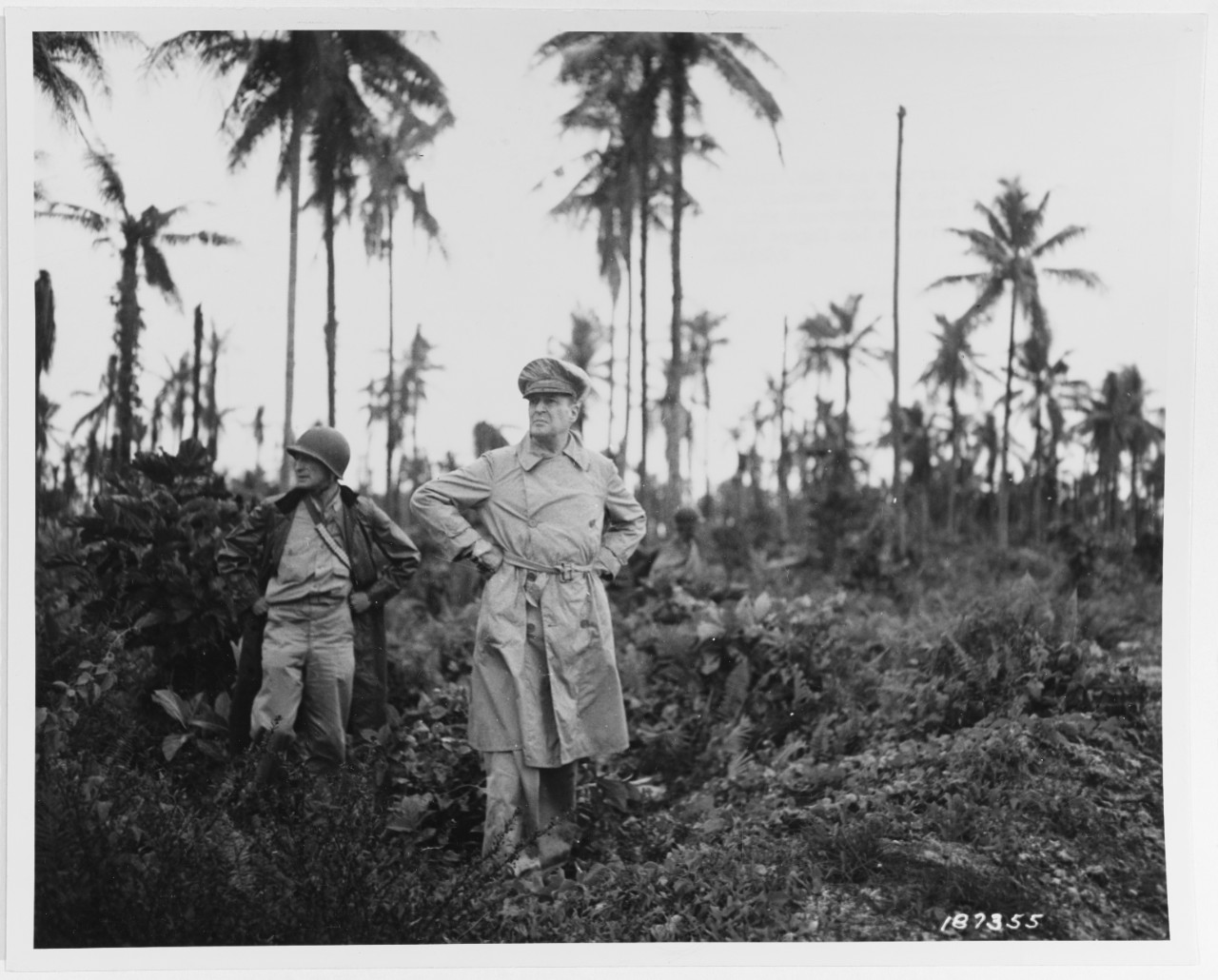 Photo #: SC 187355  General Douglas MacArthur, Supreme Commander, Allied Forces, Southwest Pacific Area (center)  