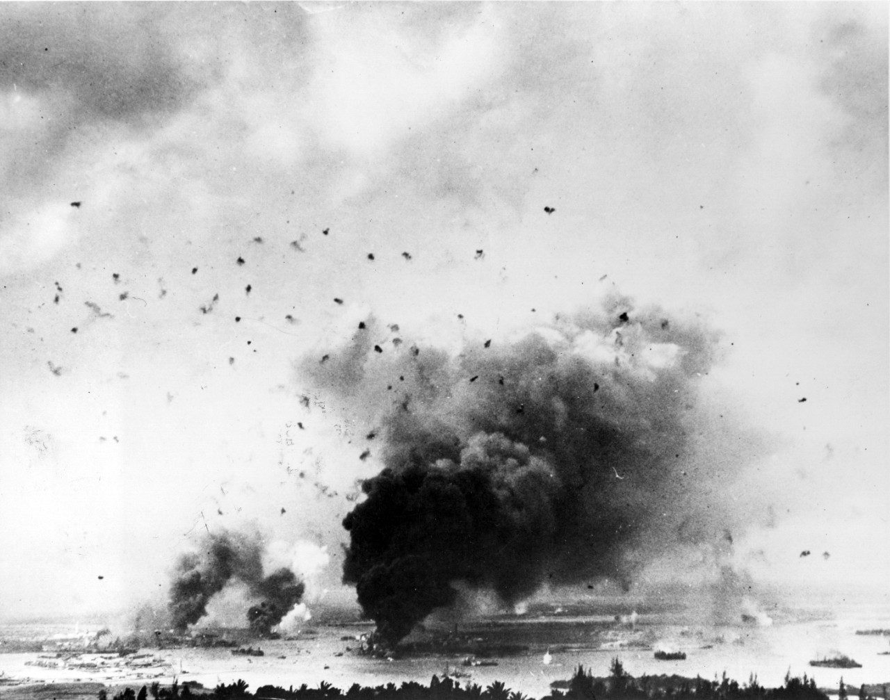 Photo #: 80-G-40056  Pearl Harbor Attack, 7 December 1941