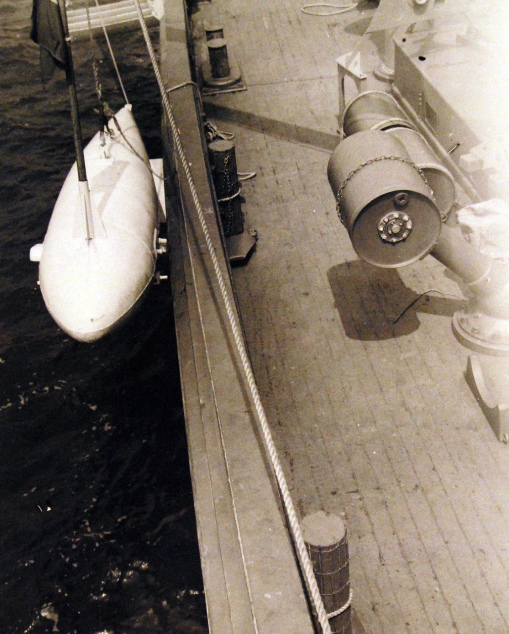 <p>80-G-6606: Battle of the Atlantic: Weapons: K-Gun. Navy Mine School, Yorktown, Virginia. Work on mine sweeper USS YMS-20 and USS YMS-38. “0” type float at the rail ready for streaming. Photographed circa May 1942.&nbsp;</p>
