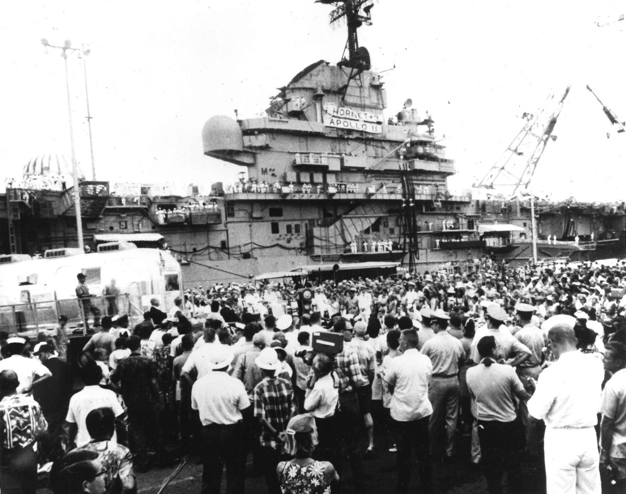 <p>Crowds greet USS Hornet (CVS-12) in Pearl Harbor.&nbsp;</p>
