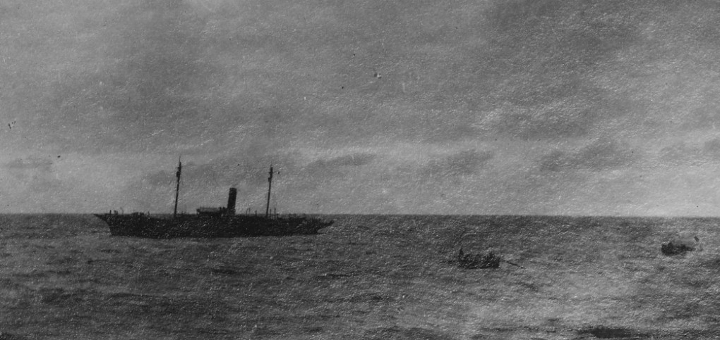 Alcedo picking up survivors in 1917, either from the steamer Antilles on 17 October 1917, or the torpedoed transport Finland on 28 October 1917. (Naval History and Heritage Command Photograph NH 41743)