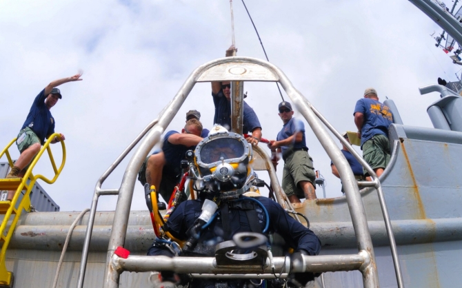 Apache- divers off Solomons Island-12Jul2010-100713-N-9769P-132