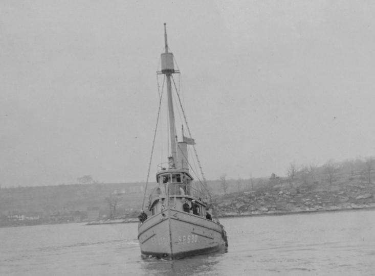 Bow-on view of Ardent, her identification number S.P. 680 prominently painted on her bows, off the U.S. Submarine Base, New London, Conn., 1918. Note fenders deployed on her port side, and the crow’s nest at the top of the foremast in this view c...