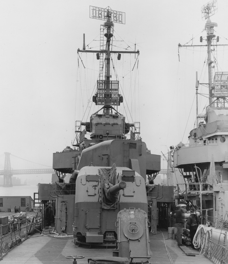 Brownson at the New York Navy Yard, 27 April 1943. Note the details of her radar and 5-inch guns. (Bureau of Ships Photograph BS 44518, National Archives and Records Administration, Still Pictures Division, College Park, Md.)